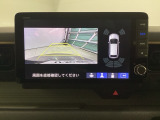 バックギアに入れますとご覧のような画像に自動的に切り替わります。車庫入れ時に役立ちます。