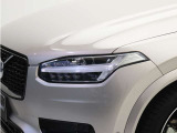 ひときわ印象的なT字型のLEDヘッドライトは、新世代のボルボを象徴するユニークなアイコンとなっています。LEDデイタイム・ランニング・ライトやポジションライト、ウインカーの役割も果たします。