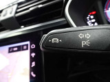 居眠り運転やわき見運転など、万が一車両が道路白線をはみだしそうになると、車がハンドルを自動修正してくれるアウディレーンアシストが装備されております。
