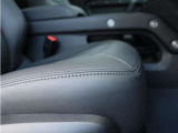 【運転席】日常使用による使用感も少なく気持ちよくお使いいただける状態です。