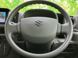 握りやすい丸型のステアリングが運転席に配され、前方を見ながら自然な姿勢でハンドル操作ができます。中央にはエアバッグの表示があり、基本の装備を備えています。