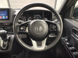 ハンドルにHondaセンシング系のクルーズコントロールやレーンキープアシストなどのスイッチと、オーディオの操作スイッチが装備されています。ハンドルから手を離さず安全に操作できます。