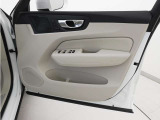 運転席ドアの全景です。キャビンを彩るすべてのものに、機能を形にした美しさが備わっています。