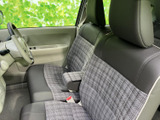 前席にはチェック柄のファブリックをあしらい、落ち着いた色合いでまとめています。運転席からの見通しにも配慮された空間で、前席に座る方にもゆったり過ごせます。