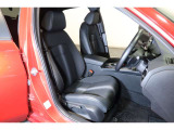 すわり心地の良い運転席・助手席です。長時間のドライブの疲れ軽減に貢献します。どうぞ快適なドライブを♪