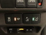 Hondaセンシング用の、VSA(ABS+TCS+横滑り抑制)解除と路外逸脱抑制機能のオンオフスイッチなどはハンドルの右側に装備しています。
