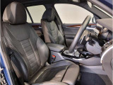 【コックピットシート】BMW車の主役席。車体中央にくる様に配置し車両重心とが一致する事でドライバーと車との一体感あるドライビングを実現。人間工学に基づき形成した形状が長時間のドライブ疲労も軽減します!