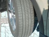 タイヤサイズは「225/65R17」になります。タイヤの溝は4mm残っており、オールシーズンタイヤを履いています♪