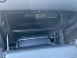 グローブボックスは奥行きがあり、日常品や車検証、その他の収納に便利です!