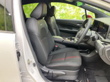 前席は体を預けやすい形状で、運転席から助手席まで落ち着いた空間が広がります。窓からの視界も確保され、乗り降りの際にもシートや足元の様子を確認しやすい室内です。