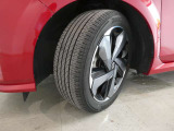 フロントタイヤの溝も十分に残っております。タイヤサイズは205/50R17となっております。