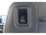 運転席後ろには充電用USBポートを装備。