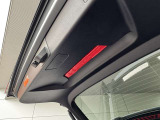 ●後部席を倒して、長い荷物を運ぶ事が出来ます。あると便利なトランクスルー機能です。