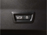 【電動トランク】ボタン一つでトランクの開閉が可能です。リモコンキーでの操作もできます。