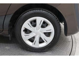 タイヤサイズは185/60R15になります。溝数は約3ミリです。