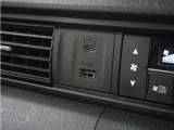 ◆USB接続端子◆スマホやiPodなどを接続して、いつもの音楽を車内でもお楽しみいただけます♪