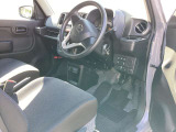 体をしっかり支えるシート形状と程よいクッション性で、運転姿勢を保ちやすい設計。シートポジションを細かく調整することが出来ますので体格に合わせたポジションづくりに対応します。