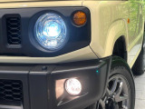 【LEDヘッドライト】悪天候や夜間走行時も良好な視界を確保し安心して運転できる高輝度LEDヘッドライトを装備!点灯速度が早く、消費電力も抑えられています。