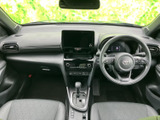 運転席と助手席から前方を見渡しやすく、ゆとりを感じるコックピットです。座席や手元まわりが整然とまとまり、毎日の移動も落ち着いて過ごせます。