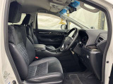 高いホールド性で運転姿勢が安定します。長距離ドライブでも疲れにくいのが魅力です。
