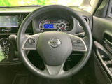 握りやすい形状で、運転席から手元のスイッチ類にもアクセスしやすい設計です。メーターやオーディオ画面を見渡しながら操作でき、運転中の視線移動を抑えやすい便利な装備となっています。