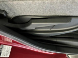 運転席は前後にスライドするだけでなく、シートの高さも調整出来るんです!自分の身長に合った運転姿勢を確保できると嬉しいですね!!