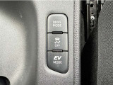 EVモードスイッチが付いているので、早朝・深夜の住宅街や屋内駐車場などで、騒音や排気ガスを気にすることなく走行出来ます。