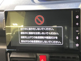 大画面のナビ・オーディオを備え、ホームや音量などのタッチボタンも表示されています。画面上で各種メニューを確認しやすく、日常の操作にも活用できます。