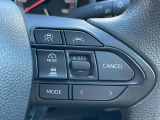 【レーダークルーズコントロール】前方の車両の距離を検知しながら速度を一定に保つ機能です。前方の車両の距離を感知して車間を保つ機能も備わっているので、高速道路の運転も楽々です!