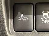 【エマージェンシーブレーキ】走行中に前方の車両等を認識し、衝突しそうな時は警報とブレーキで衝突回避と被害軽減をアシスト。より安全にドライブをお楽しみいただけます。