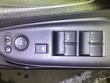 電動格納式リモコンドアミラーと、パワーウィンドウスイッチ等は運転席ドアにあります。
