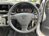 握りやすい形状で、運転席から手元のスイッチにも目が届きやすい配置です。走行中に視線を大きく動かさず扱いやすく、毎日の運転をサポートします。
