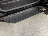 サイドステップがついている車両となっております。