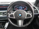 BMWのステアリングのリムは、一般的なものより少し太めにデザインされています。 これはタイヤやステアリングシャフトなどを介して伝わる路面からの入力を、しっかりと把握するためです。