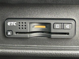 【ETC】有料道路を利用する際に料金所で停止することなく通過できる、ETC車載器(ノンストップ自動料金収受システム機器)が装備されています。セットアップを行うことで利用可能になります。