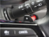 ◆減速セレクター装備◆ステアリングホイールの左右に取り付けられた2つのパドルスイッチで減速の強さを調整。 左側の「-」を操作すると減速を強く、右側の「+」を操作すると減速を弱くすることができます。