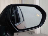 隣車線を走る車両をレーダーで検知し、ドアミラーでは確認しにくい後側方エリアに存在する車両に加え、急接近してくる車両も検知します。車両を検知するとドアミラーに搭載されたLEDインジケーターが点灯します。