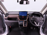 操作系が運転席周りにまとまっていて、分かりやすい水平基調デザインです。オーディオ位置が低めに配置されているので、前が見やすいです。