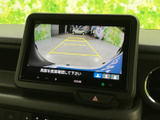 後方の映像に加えてガイドラインも表示され、駐車時に周囲や車両との距離感を確認する目安になります。画面を見ながら後退できるため、狭い駐車スペースでも便利です。