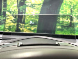 【ヘッドアップディスプレイ】現在の速度や走行情報をデジタル表示で運転席前方のガラスに投影!運転中、目線をずらさず必要な情報を確認できるのでとっても便利で安心!