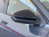 ●アウディサイドアシスト『後方の死角を並走する車両を検知しドアミラーの内側のLEDが点灯。ドライバーに注意を促し事故を未然に防ぐシステムです。』