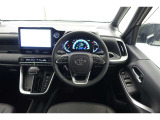 スポーティームード溢れる運転席周りですね。 クイックなドライビングに対応できるよな運転席回りになっています。 ドライブがますます楽しくなりますね!