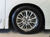 純正のアルミホイール装着車です。タイヤサイズは225/60R17です。