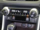 【オートエアコン】車内温度を感知して自動で温度調整をしてくれるのでいつでも快適な車内空間を創り上げます!どの席に座っても快適なドライブが楽しめます♪