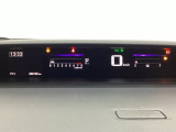 デジタル表示のスピードメーターとタコメーターを大きく配した見やすいメーター部になっています。左側のインフォメーション画面でオドメーターや燃費などの情報を確認できます。