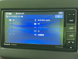 オーディオソースの一覧が表示され、利用したい項目を画面から選べる構成です。音楽や交通情報など、目的に合わせてメニューを確認しやすく、車内での操作も分かりやすい印象です。