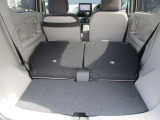 お荷物の量や乗車人数に合わせて使えるリヤシートは、ご覧のように倒すことが出来ますので便利です。