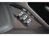 運転席のシートポジションはドアトリム部のメモリースイッチで2パターンメモリーできます、他の人がシートを動かしてしまってもワンタッチでも元通りに戻せます
