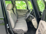 明るい色合いのシートとドア内張りが、運転席まわりに開放感をもたらします。座面や背もたれにゆとりがあり、前方の視界も見渡しやすい配置で、毎日の乗り降りも自然に行えます。