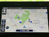 見やすい地図表示で、目的地へのナビゲーションをスムーズに行えます。長距離ドライブでも安心ですね。詳細な地図情報が頼りになります。